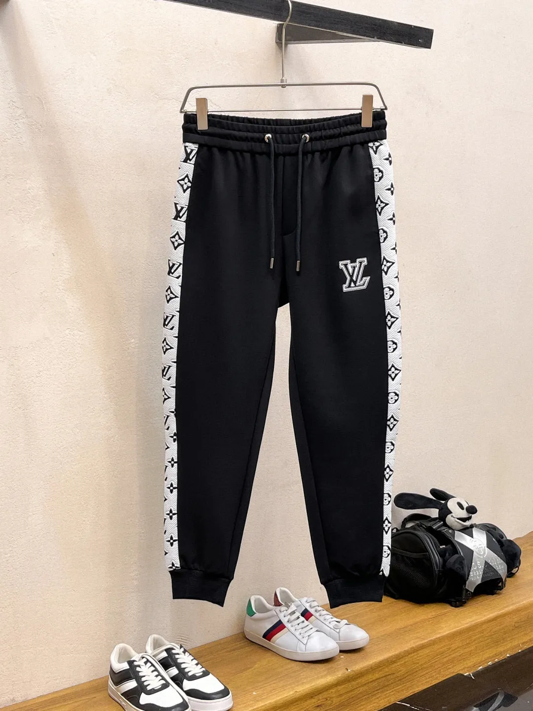 🅿️720 [LV Louis Vuitton] hot-selling suit is coming. Focus on the original version of the official website. 2025 new hot-selling cardigan and sweatshirt suit. The original order is the best. 🇭🇰The meticulous work of top designers. It has a fitting and perfect upper body effect. All-natural high-quality Tencel Roman cotton 100%, close-fitting comfort, noble and elegant! Original hardware embodies elegance and nobility! Counter size: M-3XL (maximum wear up to 190 pounds)